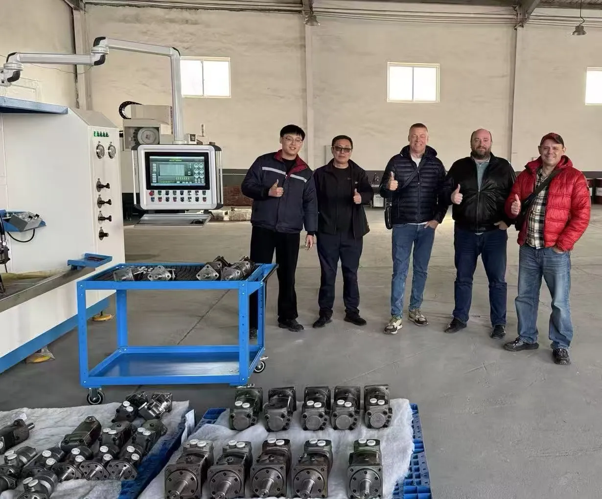 Pelanggan Rusia melawat kilang motor hidraulik Yushan di Qingdao untuk pemeriksaan dan pertukaran pandangan.
